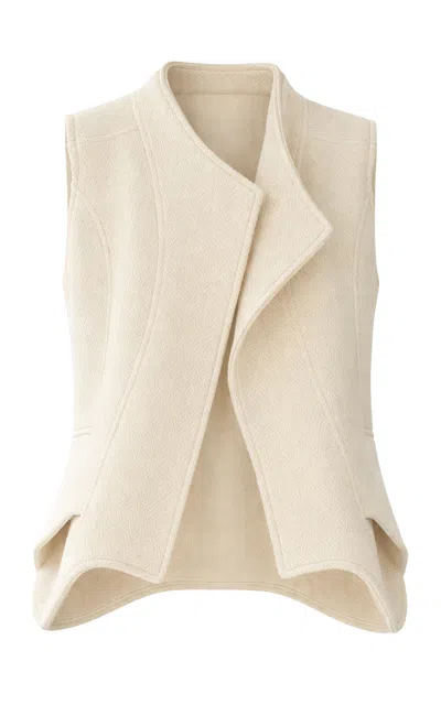 Curatoria Moda Operandi In White