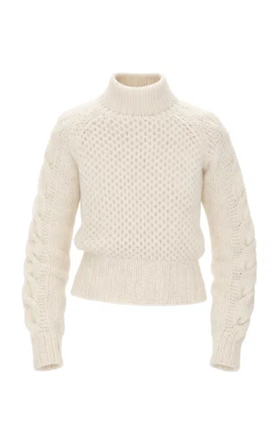 Curatoria Moda Operandi In White