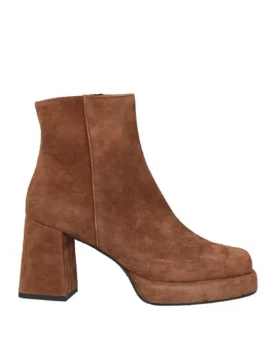 C.waldorf C. Waldorf Woman Ankle Boots Brown Size 8 Leather