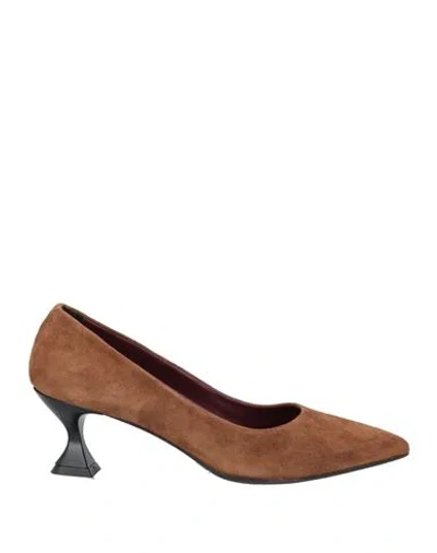 C.waldorf C. Waldorf Woman Pumps Camel Size 11 Leather In Beige