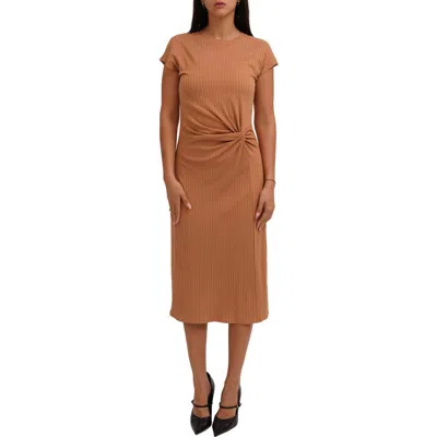 Cyrus Short Sleeve Rib Knit Dress In Brown