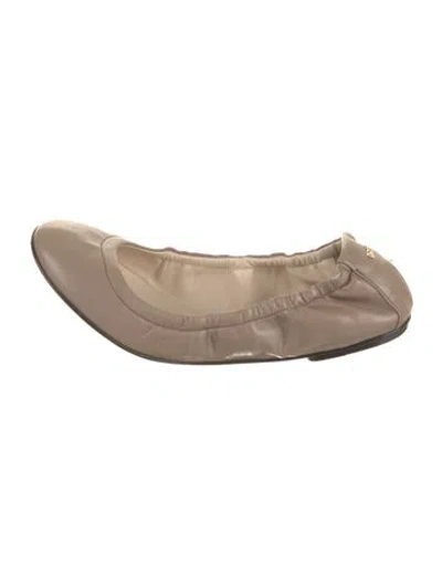 Pre-owned D&g Leather Flats In Neutral