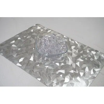 Dainty Home Metallic Leaf 18" Vinyl Placemat In Silver