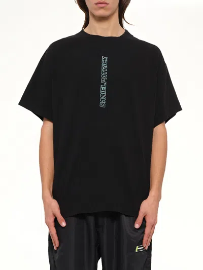Daniel Patrick Vertical Logo T-shirt In Blk/sea