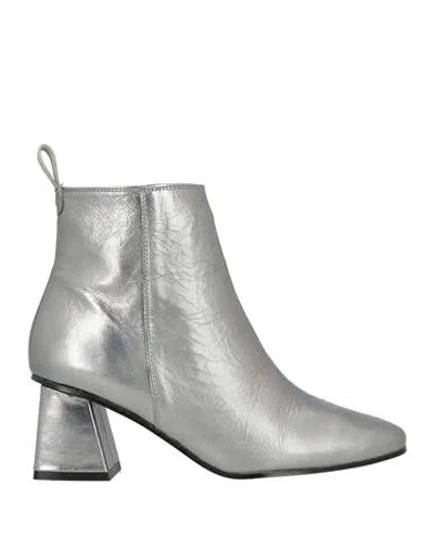 Daniele Ancarani Woman Ankle Boots Silver Size 7 Leather