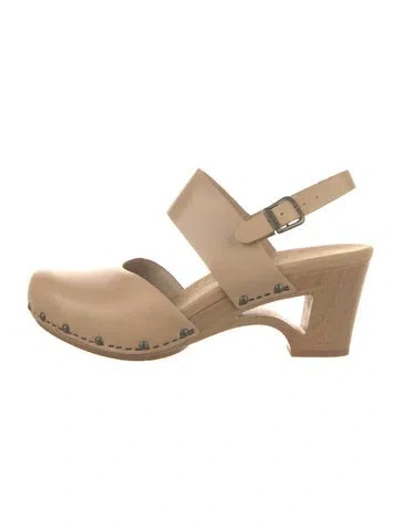 Pre-owned Dansko Leather Studded Accents Pumps In Neutrals
