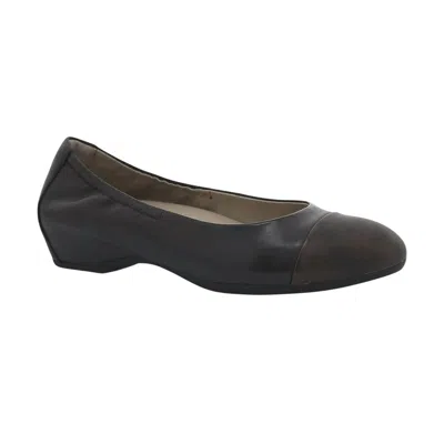 Dansko Women's Lisanne Burnished Nubuck Shoes In Chocolate In Gold