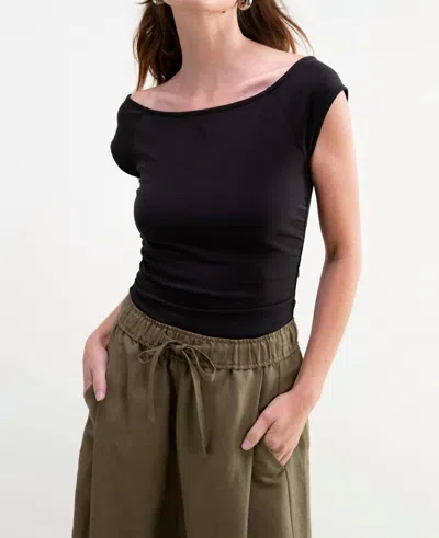 Darling Poised Top In Black