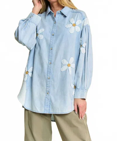 Davi & Dani Lightweight Washed Daisy Patch Waffle Knit Shirt In Light Denim In Blue