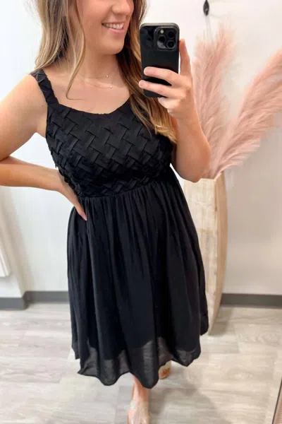 Davi & Dani Tie Back Dress In Black