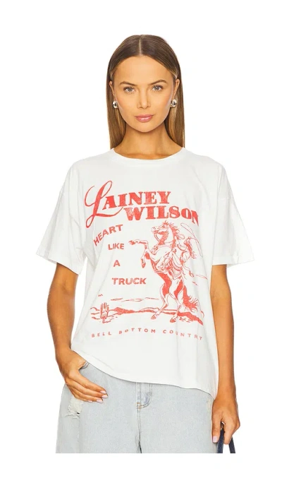 Daydreamer Lainey Wilson Bell Bottom Country Merch Tee In 复古白色