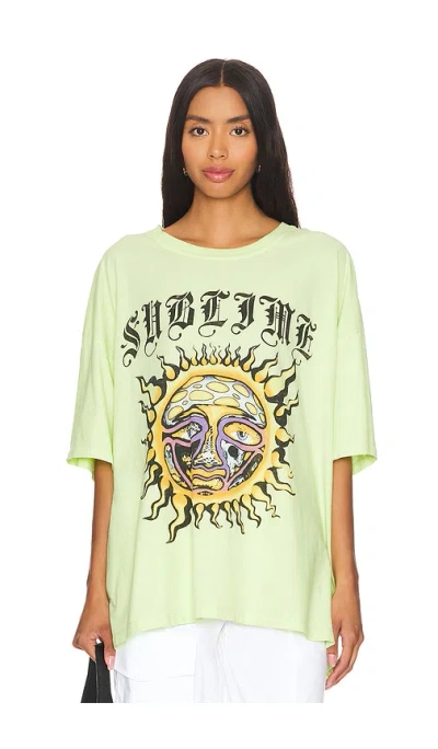 Daydreamer Sublime Old English Tee In Sun Glow