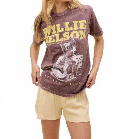 DAYDREAMER WILLIE NELSON RED HEADED STRANGER WEEKEND TEE IN BROWN STONE ACID WASH