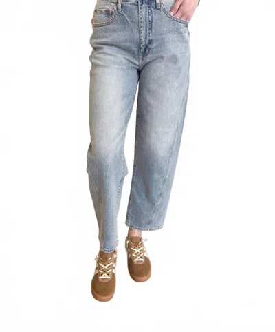 Daze Hadlee Barrel Jeans In Light Wash In Blue