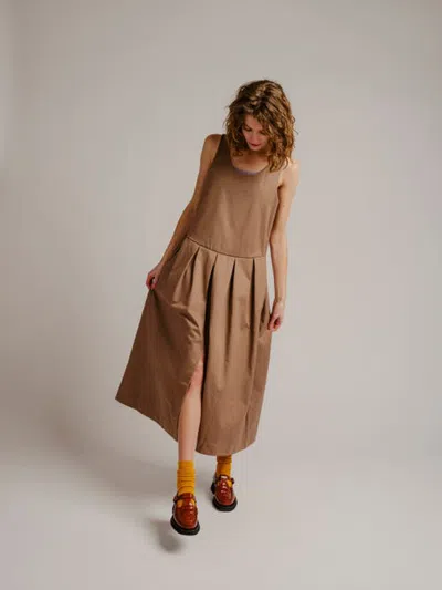 Degen Edie Pleated Maxi Dress In Chestnut Twill