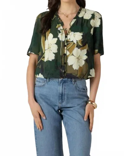 Dex Floral Flutter Sleeve Blouse In Palm Blossom In Multi