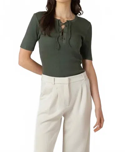 Dex Ribbed Lace Up Tee In Ivy In Green