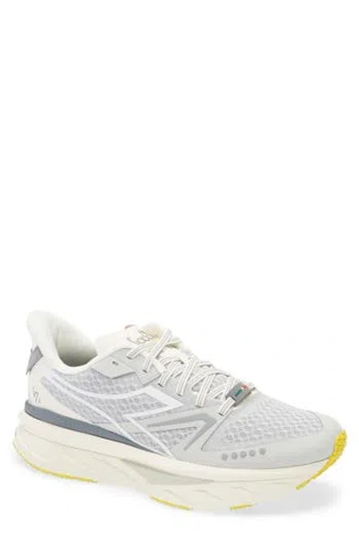 Diadora Atomo V7000-2 Running Shoe In Silver Dd/whisper White