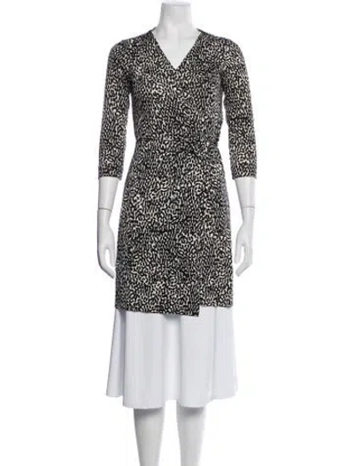 Pre-owned Diane Von Furstenberg Silk Animal Print Robe In White