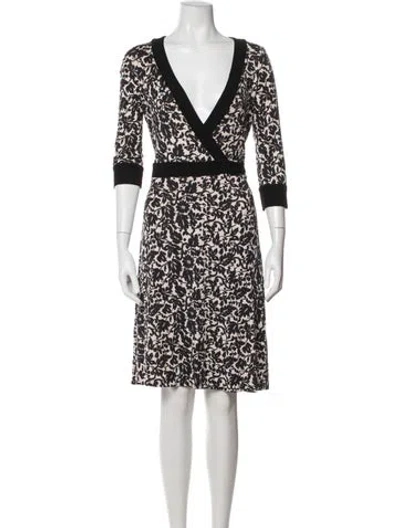 Pre-owned Diane Von Furstenberg Silk Floral Print Robe In Black/neutrals