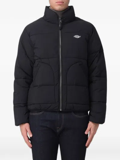Dickies 로고 패치 퀼팅 재킷 In Black