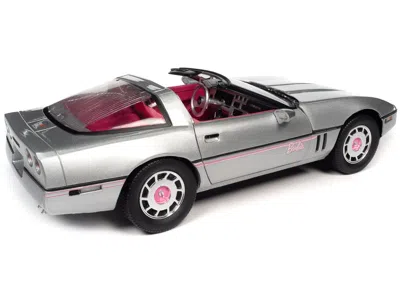 Diecast Model Autoworld 1986 Chevrolet Corvette Convertible Silver Metallic With Pink Interior "barbie" "silver Screen Machi In Gray