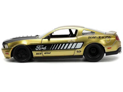 Diecast Model Jada 2010 Ford Mustang Gt Gold Metallic With Black Graphics And Hood "tom's Racing" "bigtime Muscle" Seri In Pink