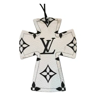 Dml Wholesale Mono Leather Cross Car Charm In White/leopard In Multi