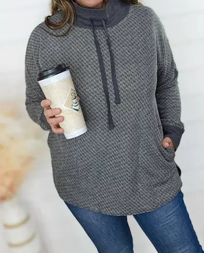 Doe & Rae Two Tone Funnel Neck Pullover Top In Black In Gray