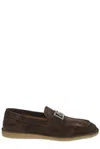 Dolce & Gabbana Loafer Aus Wildleder Mit Logo-schild In Brown