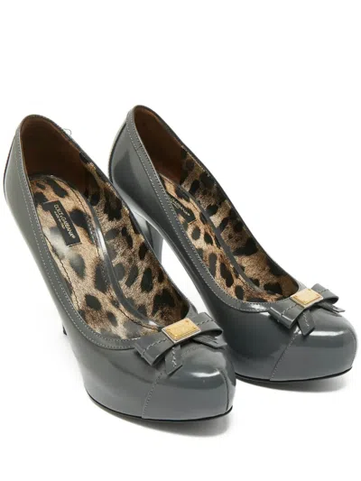 Pre-owned Dolce & Gabbana Patent-leather Bow-detail Pumps In Gray