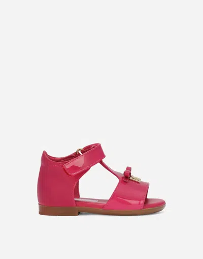 Dolce & Gabbana Patent Leather First Steps Sandals With Metal Dg Logo In Pink