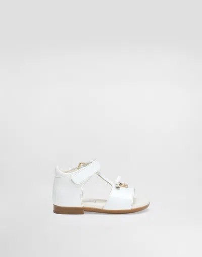 Dolce & Gabbana Patent Leather First Steps Sandals With Metal Dg Logo In White