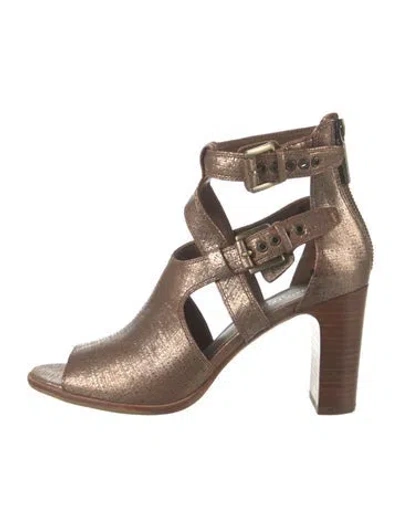 Pre-owned Donald Pliner Leather Pumps In Metallic