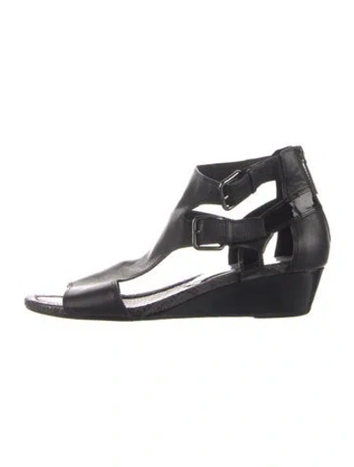 Pre-owned Donald Pliner Leather T-strap Sandals In Black
