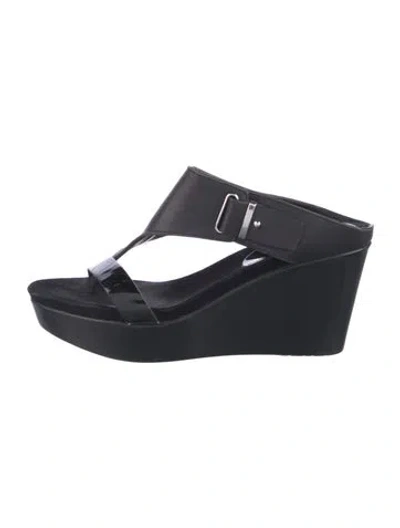 Pre-owned Donald Pliner Leather T-strap Sandals In Black