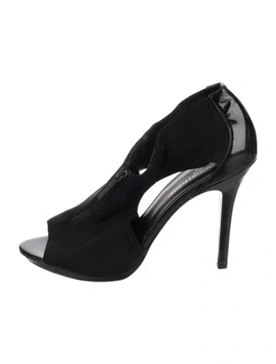 Pre-owned Donald Pliner Patent Leather Pumps In Black