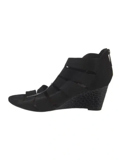 Pre-owned Donald Pliner Satin Pumps In Black