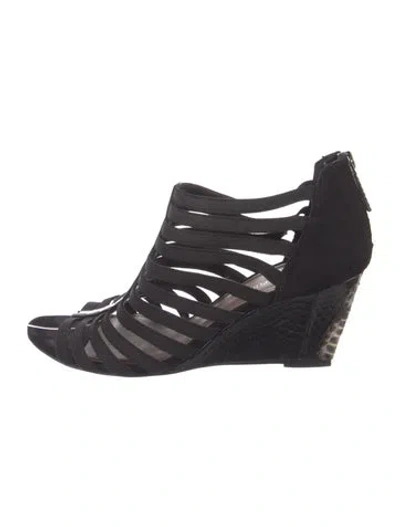 Pre-owned Donald Pliner Suede Pumps In Black