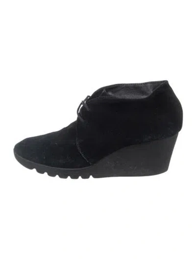 Pre-owned Donald Pliner Suede Pumps In Black
