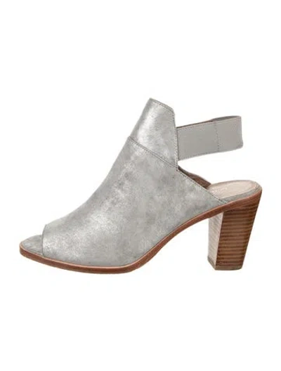 Pre-owned Donald Pliner Suede Pumps In Grey