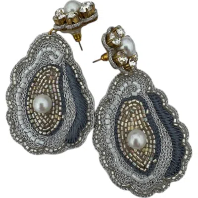Dos Femmes Women's Oyster Earrings In Grey In Gray