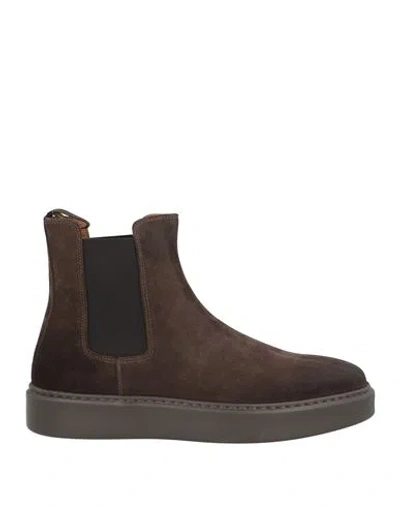 Doucal's Round-head Short Boots In Brown