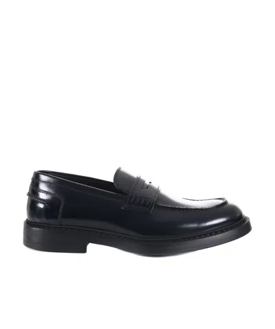 Doucal's Round Head Business Casual Shoes In Black