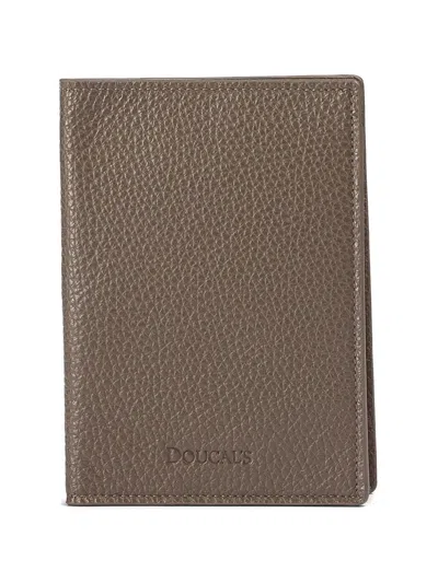Doucal's Tumbled Leather Passport Holder In Brown