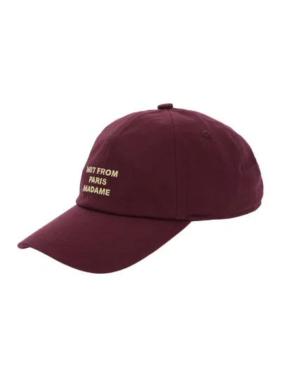 Drôle De Monsieur La Casquette Slogan Bordeaux Baseball Cap With Slogan On The Front And Rear Buckle Closure In Cotton In Burgundy