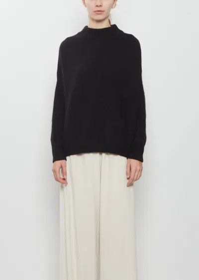 Dušan Classic Round Neck Sweater - Black