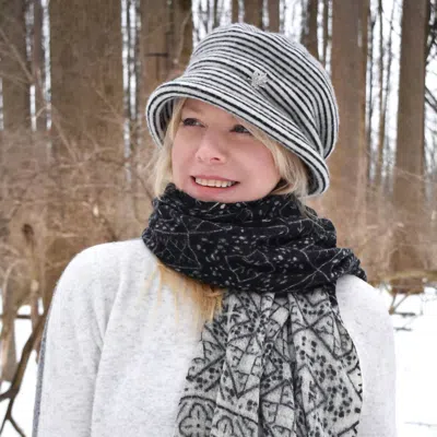 Dupatta Designs Esposito Striped Hat In White/black In Multi