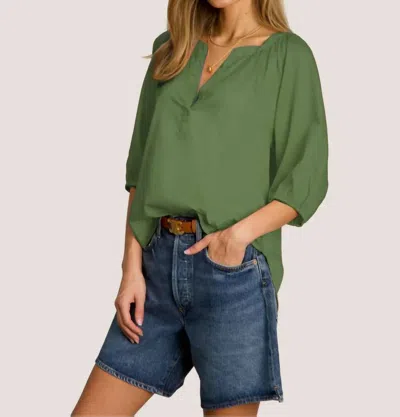 Dylan Jolie Short Sleeve Blouse In Palm In Green