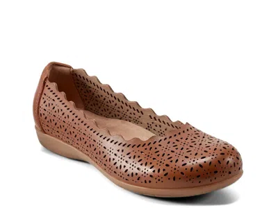 Earth Bria Flat In Brown